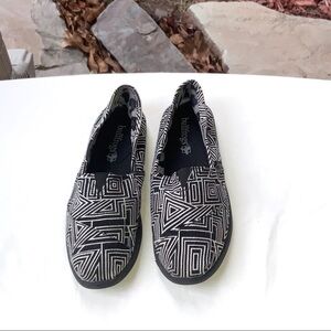 Bullfrogs Black White Geometric Padded Flats 4M